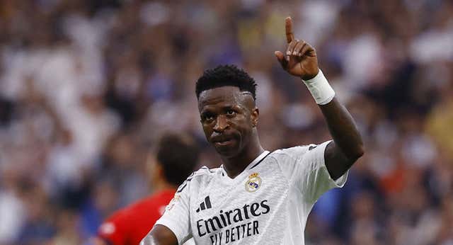 A Vinicius sí que no se lo lleva el viento: un hat-trick, lágrimas por Militao y un gesto que ‘protege’ al herido Ancelotti