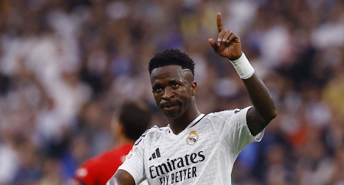 Vinicius celebra uno de sus goles a Osasuna.