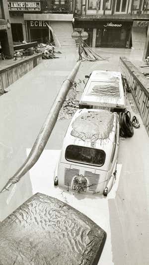 Coches sepultados en lodo en el Casco Viejo de Bilbao en 1983.  ARCHIVO