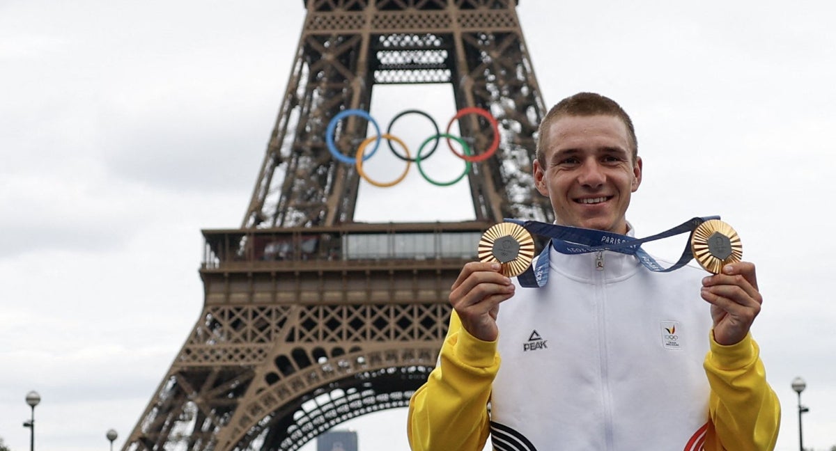 Remco Evenepoel posa con las dos medallas conseguidas en los Juegos de París.