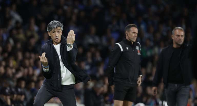 Imanol Alguacil da instrucciones a sus jugadores durante el partido.