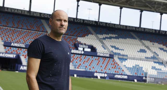 Mateu Lahoz se emociona con la ola de solidaridad que recibe Valencia: «Ahora empiezo a entender el significado de las camisetas de fútbol»