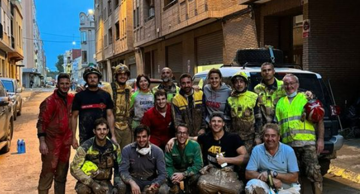 Laia Sainz, en el centro, rodeada de otros voluntarios.