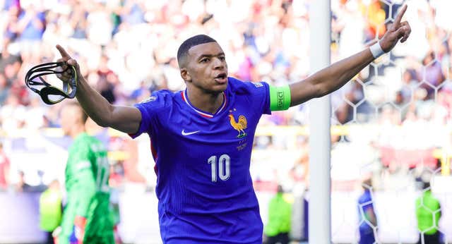 Cómo y por qué Mbappé ha pasado de ‘niño bonito’ en Francia a sospechoso: “Es peor que eso… Se creía superior a todo”