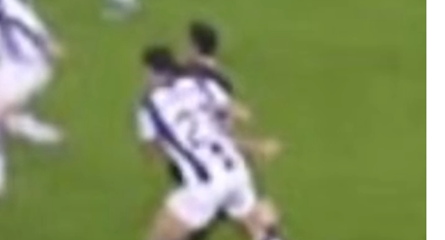 El colegiado anuló el gol de Lewandowski pero en la repetición no se apreció.