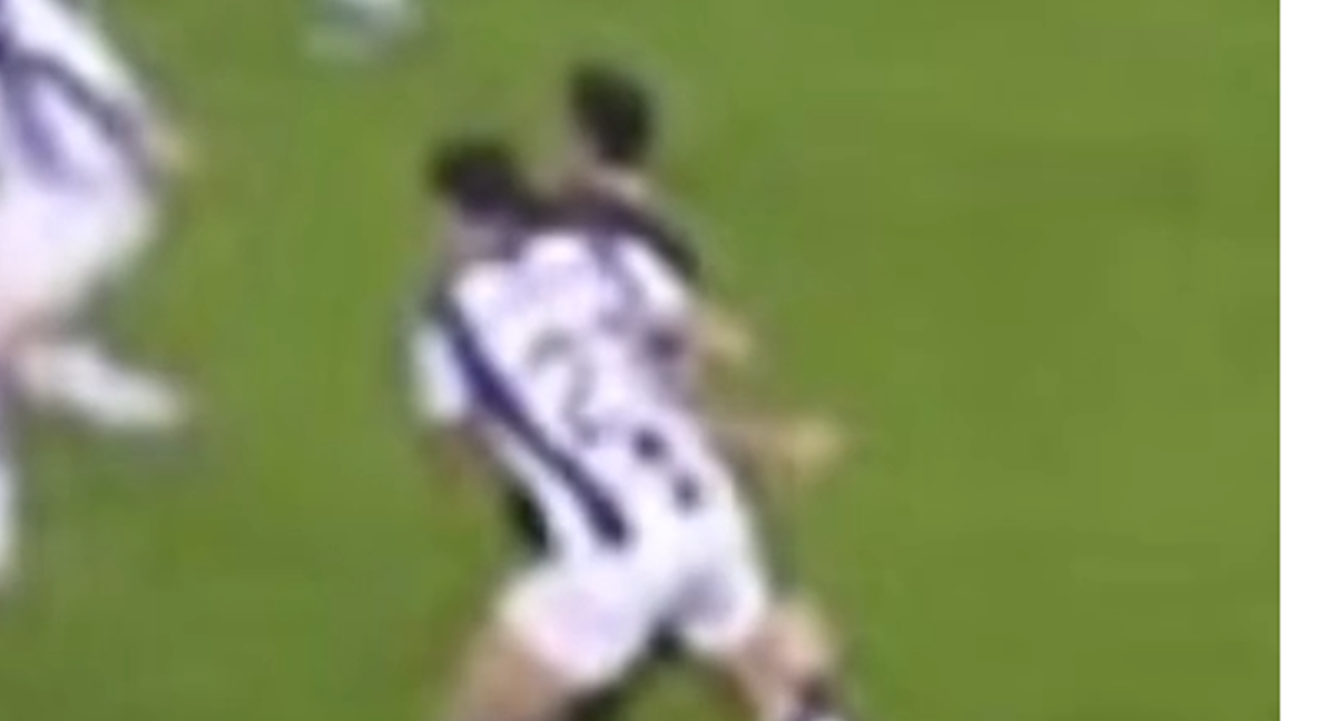 El colegiado anuló el gol de Lewandowski pero en la repetición no se apreció.