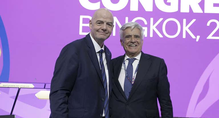 Gianni Infantino, presidente de FIFA, y Pedro Rocha posan en el Congreso de FIFA celebrado en Tailandia.