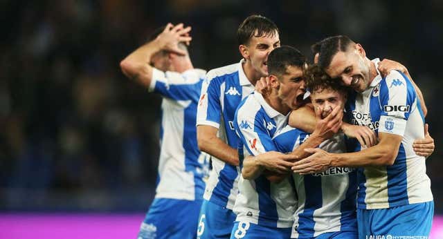 Mario Soriano pone patas arriba Riazor en el descuento