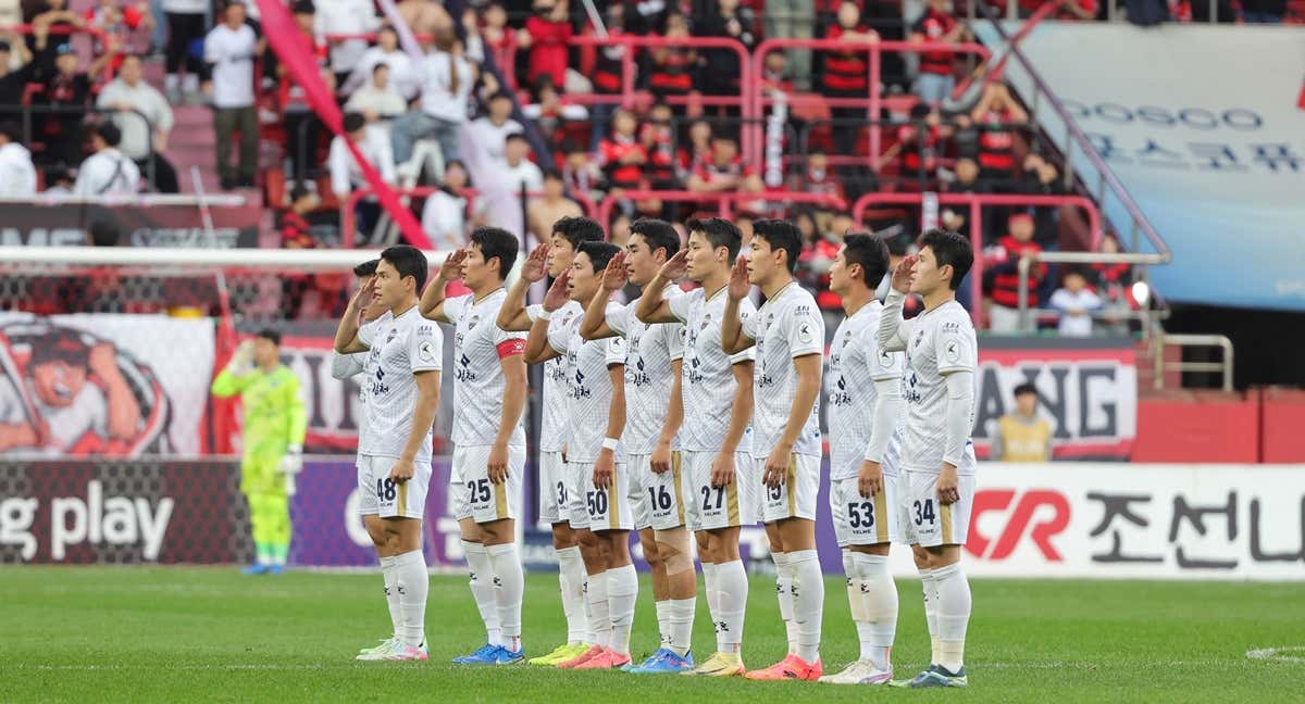 Los jugadores del Gimcheon Sangmu saludan antes del inicio de un partido.@