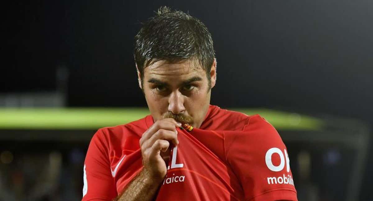 Abdón Prats besa el escudo después de marcar un gol.