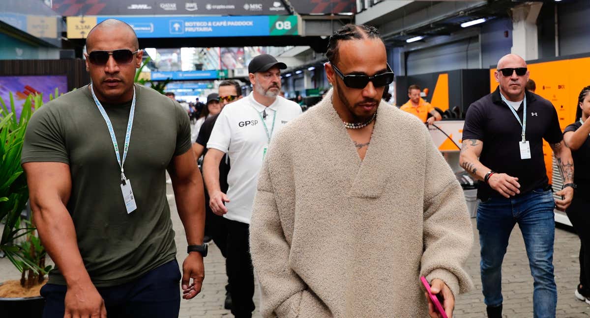 Lewis Hamilton llega hoy a la pista de Interlagos, en São Paulo, Brasil. /EFE/André Coelho