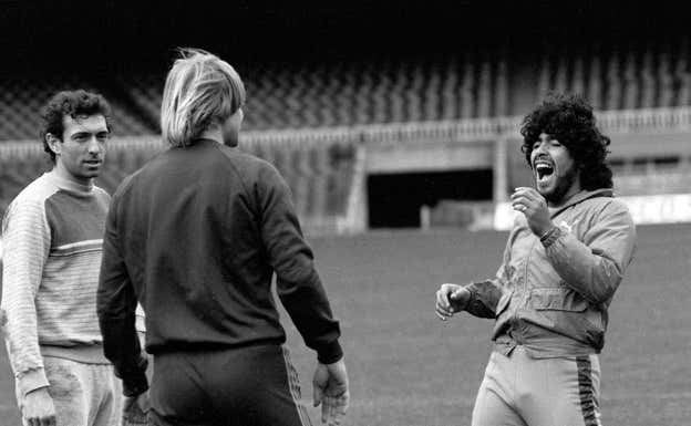Schuster (espaldas), junto a Quini y Maradona en el FC Barcelona.  ARCHIVO