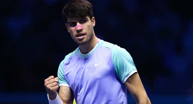 Con o sin tira, Alcaraz respira, tumba a Rublev y confía en Ruud para estar en semifinales