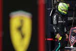 Lewis Hamilton ya tiene su alfombra roja en Ferrari antes de aterrizar: «Es como el Papa, le están dando las llaves de Maranello»