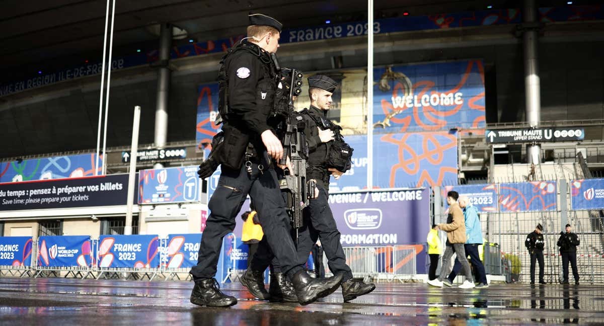 Miembros de la policía francesa en los alrededores del Stade de France.