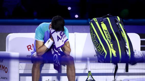 Alcaraz se limpia con la toalla durante el primer partido de las ATP Finals de Turín 2024 frente a Casper Ruud/Reuters