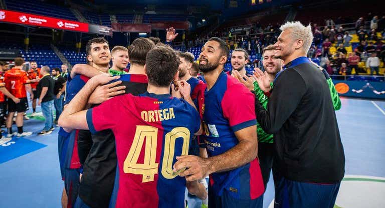 Los jugadores del Barcelona de balonmano celebran la victoria ante el Ademar.
