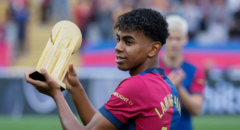 Lamine Yamal con el Trofeo Kopa que le acredita como el mejor futbolista joven del mundo.