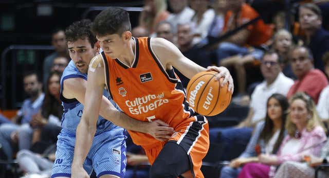 Sergio de Larrea da la razón a Scariolo con su convocatoria y pone la chispa en y la alegría en el partido más emotivo para el Valencia