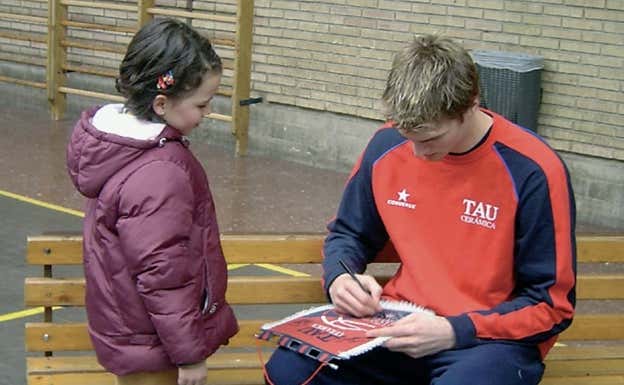 Splitter firma un banderín de Baskonia a una aficionada en Corazonistas. CEDIDA