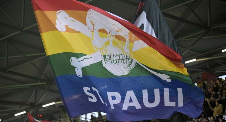 La afición del St. Pauli, con una bandera con una calavera pirata.