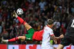 Una chilena y un nuevo récord de Cristiano impulsan a Portugal contra Polonia