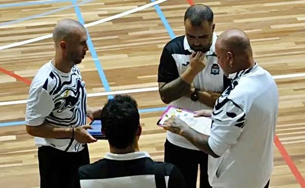 David Caballero con una pizarra durante un entrenamiento.  BARCELONETA FUTSAL