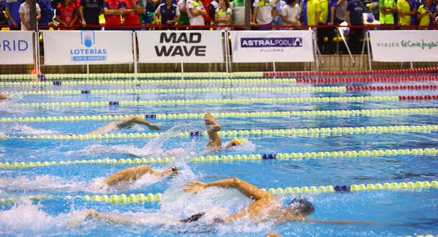 Locura en el Campeonato de España de piscina corta: dos récords en dos minutos