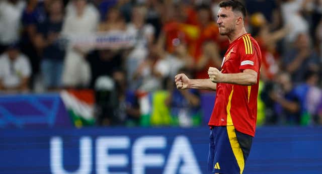Laporte sorprende a sus compañeros de la Selección y les regala un colgante exclusivo de oro y diamantes: «Me gusta recordar momentos históricos»