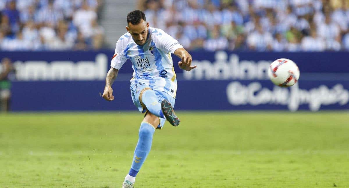 Manu Molina golpea el balón.