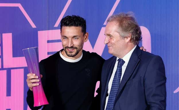 Navas recoge el premio de Relevo de manos del presidente de Vocento, Ignacio Ybarra.  GETTY