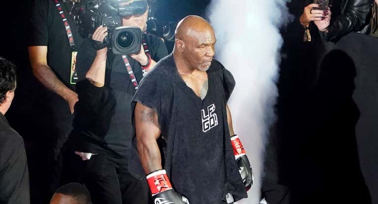 Mike Tyson subiendo al ring para su pelea con Jake Paul.
