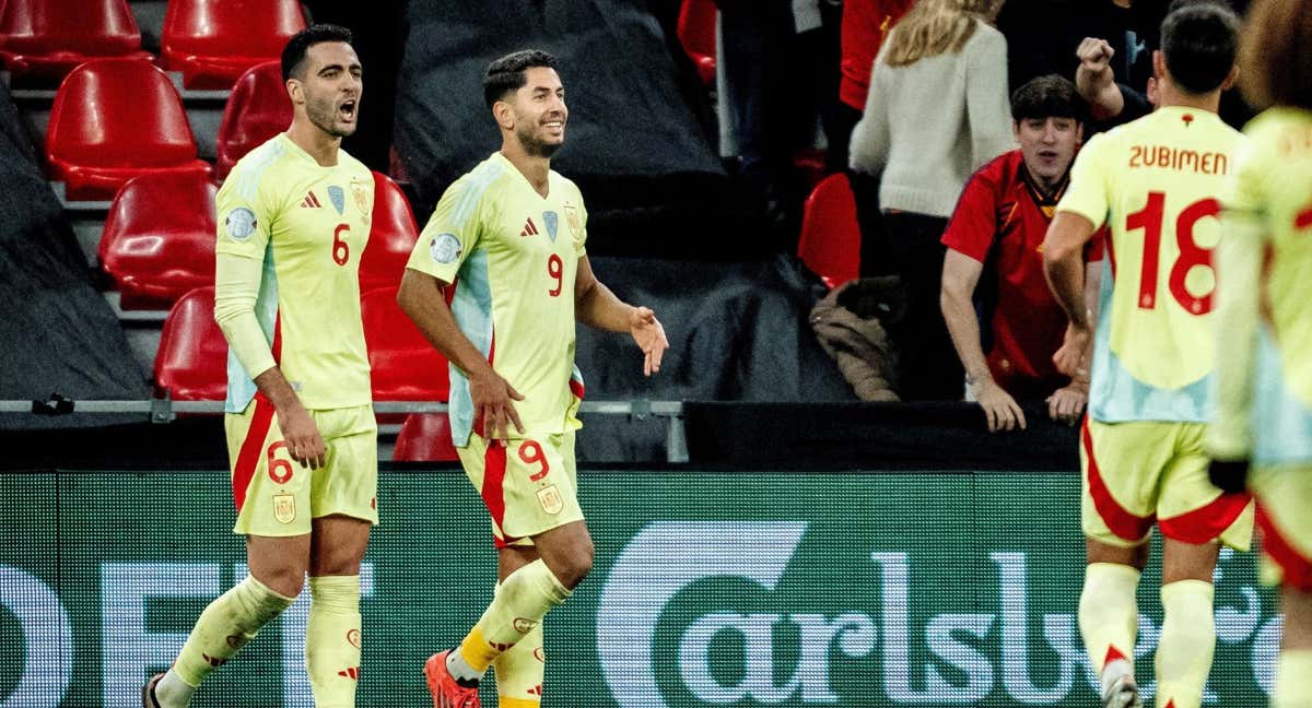 Ayoze, que camina junto a Mikel Merino, celebra su gol a Dinamarca, el segundo con la Selección.
