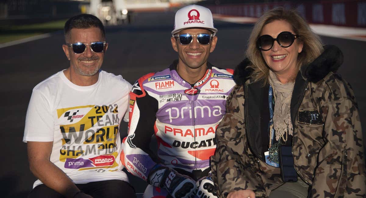 Jorge Martín posa con sus padres.