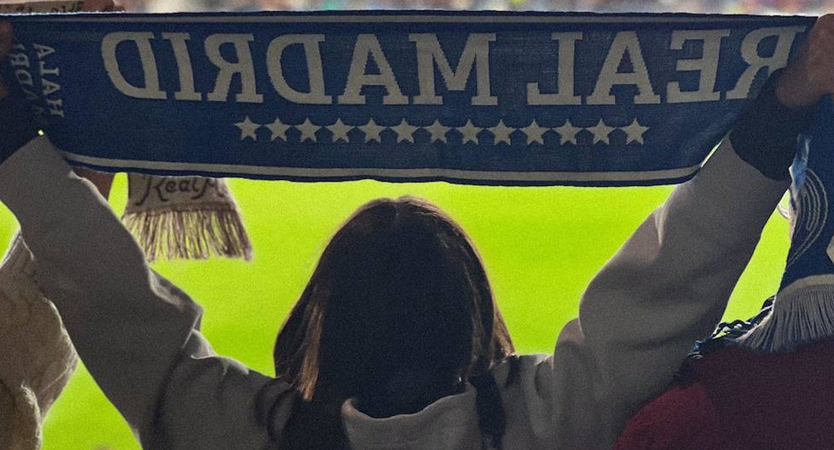 Una aficionada del Real Madrid durante el Clásico ante el Barça en la grada del estadio Alfredo Di Stéfano.