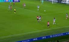 Una roja por tirón de pelo ensucia el derbi vasco de la Liga F y aúpa a la Real Sociedad