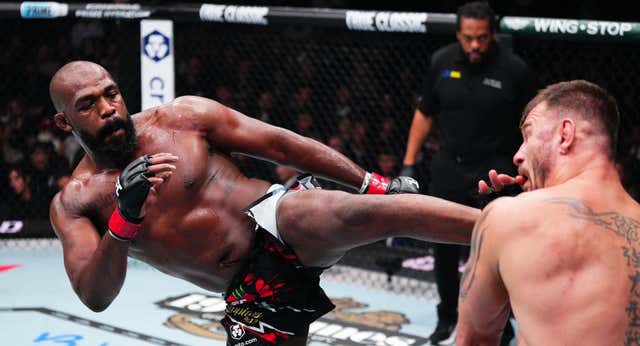 Por Jon Jones no pasa el tiempo: noquea a Miocic y anuncia su continuidad