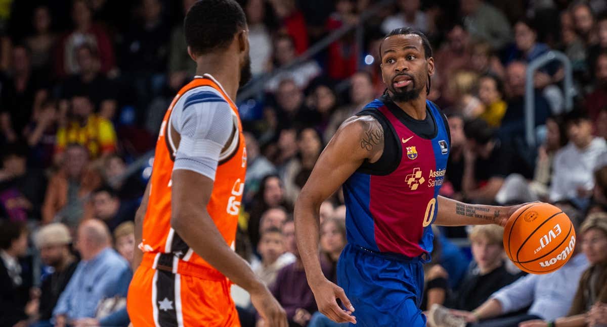 Kevin Punter dirige el ataque del Valencia Basket ante la defensa de Jean Montero