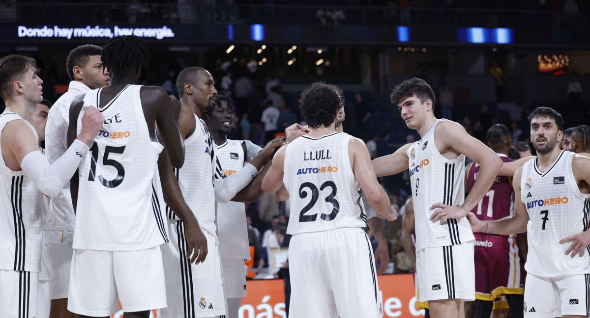 El Real Madrid se saluda tras la victoria ante el Hiopos Lleida.