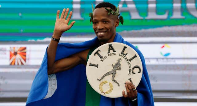 Thierry Ndikumwenayo se impone a Kwizera y Aregawi en el esprint, y gana el Cross de Itálica