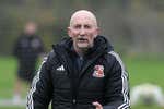 El entrenador del Swindon Town de la League Two cree que su mala racha se debe a que el campo de entrenamiento está embrujado