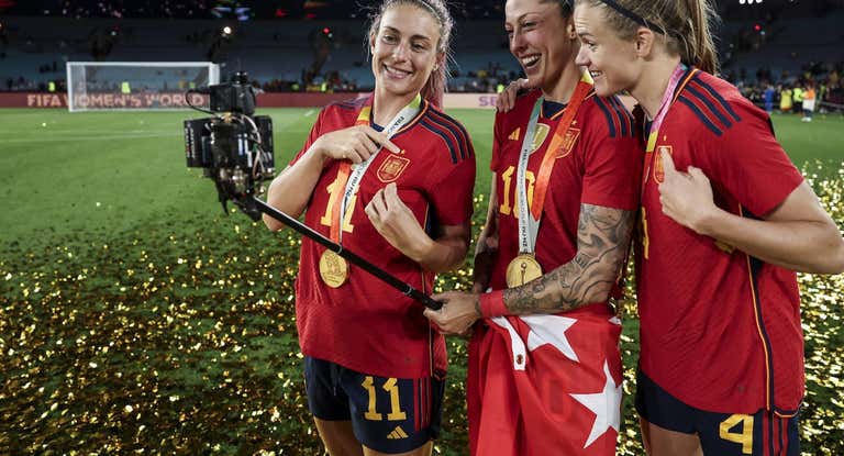 Jenni Hermoso, con la bandera de la Comunidad de Madrid durante la celebración del Mundial.