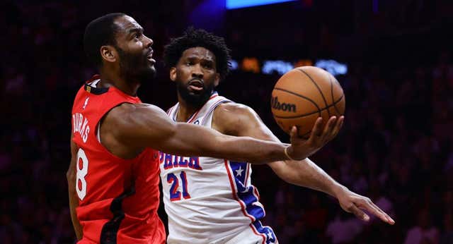 Una reunión para salvar la temporada y un toque de atención a un Embiid que llega tarde «a todos lados»
