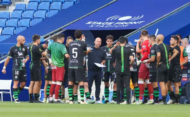 José Alberto, entrenador del Racing, se dirige a sus jugadores en Barcelona.  GETTY
