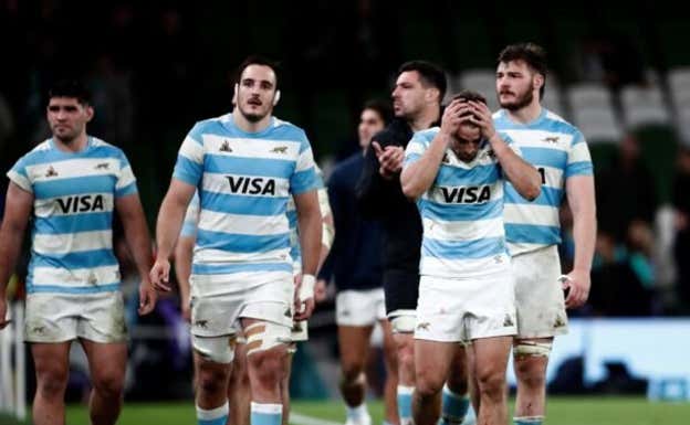 Jugadores argentinos se lamentan tras el polémico final.  AP