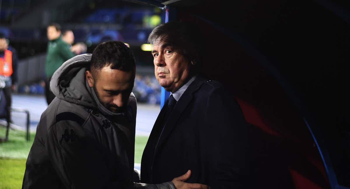 Ancelotti, con gesto serio, tras ganar al Genk con el Nápoles. Horas después fue destituido.