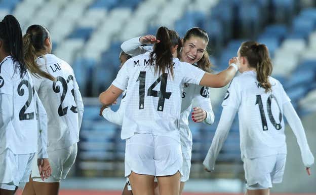 Signe Bruun celebrando un gol con María Méndez.  EFE