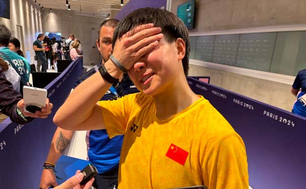 He Bingjiao rompe a llorar en la zona mixta tras la lesión de Carolina Marín. RELEVO