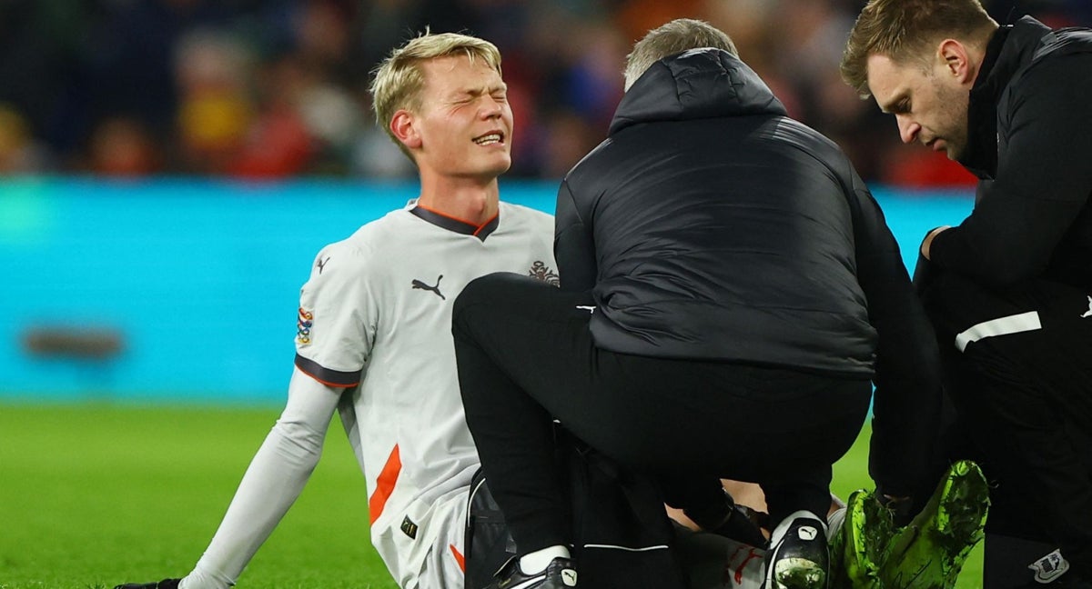 Oskarsson es atendido en su partido de Nations League con Islancia.