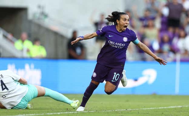 Marta celebrando el gol contra Kansas.  REUTERS